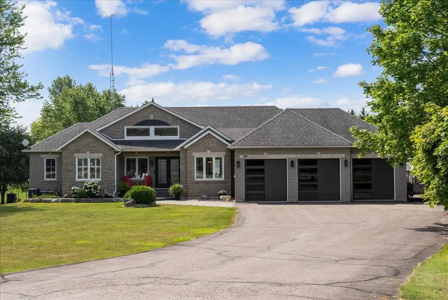 89 Hurd ST, Oshawa, ON L1H 0M3