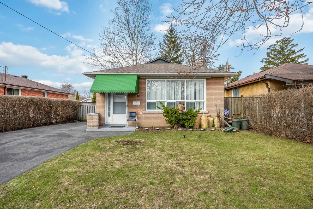 14 Dashwood CRES, Toronto W10, ON M9V 2N8