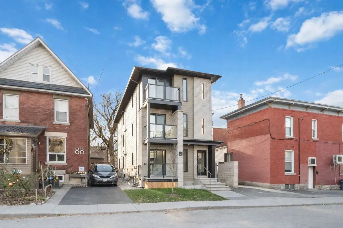 90 Elm ST, West Centre Town, ON K1R 6N3