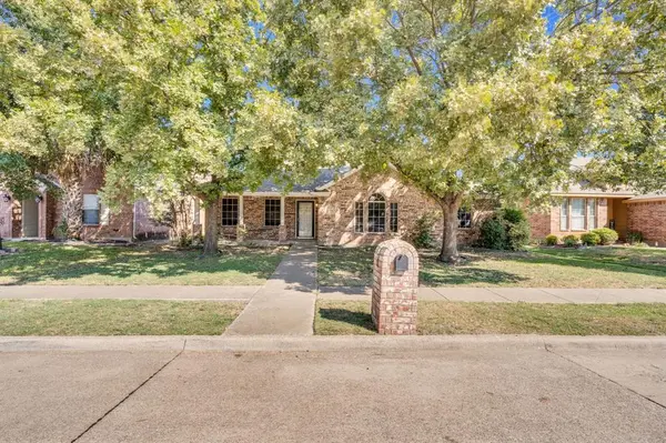 233 Garden Valley Lane, Red Oak, TX 75154