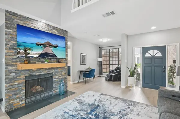 209 Cimarron Trail #6, Irving, TX 75063