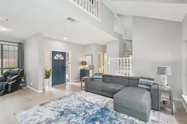 209 Cimarron Trail #6, Irving, TX 75063