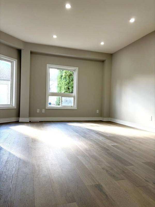 447 Hollandview TRL, Aurora, ON L4G 7N4