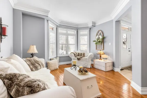 7076 Gillespie LN, Mississauga, ON L5W 1E8