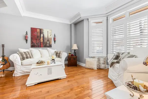 7076 Gillespie LN, Mississauga, ON L5W 1E8