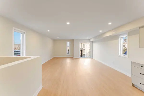 90 Elm ST, West Centre Town, ON K1R 6N3