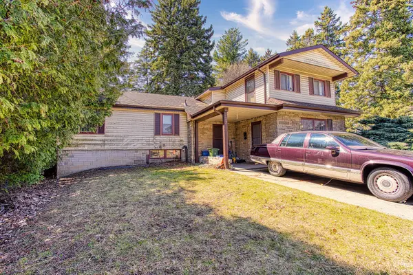 227 Stone Church RD W, Hamilton, ON L9B 1A2