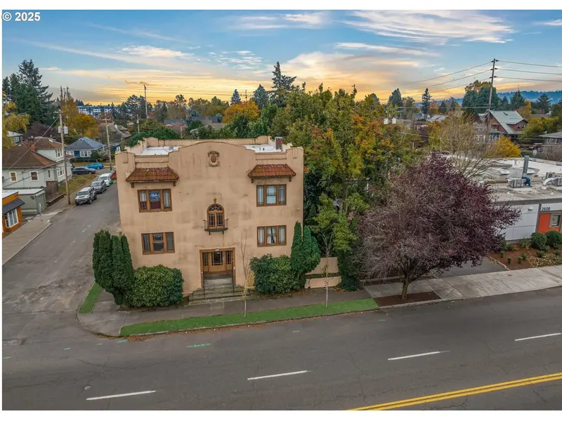 2634 NE BROADWAY ST, Portland, OR 97232