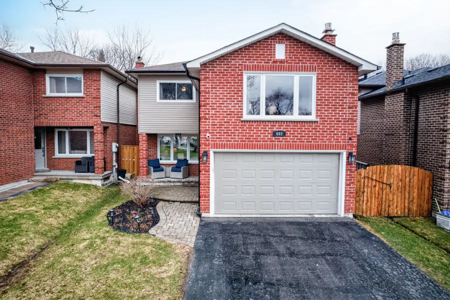 649 Dunn CRES, Pickering, ON L1W 3T4