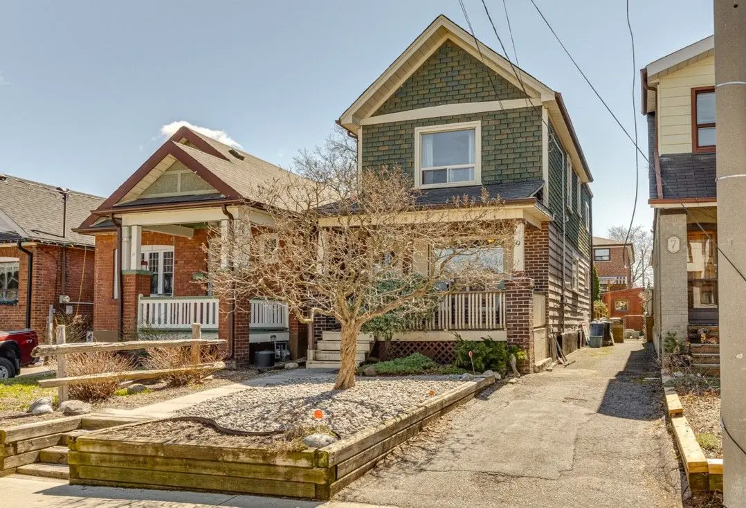 9 Orley AVE, Toronto E03, ON M4C 2B8