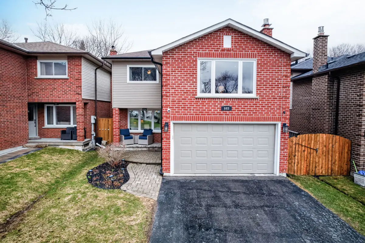 649 Dunn CRES, Pickering, ON L1W 3T4