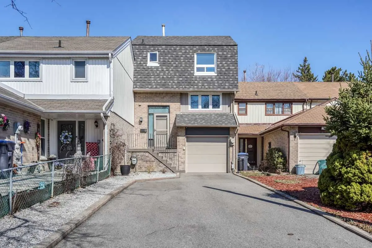 8 Amberwood SQ, Brampton, ON L6Z 1G3