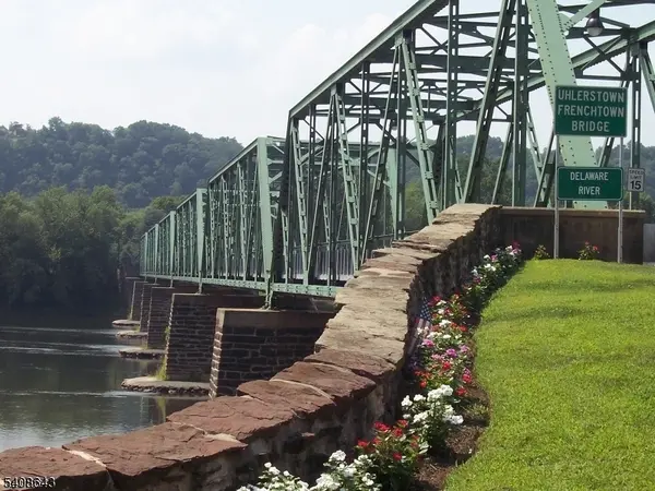 41 Bridge St, Frenchtown Boro, NJ 08825