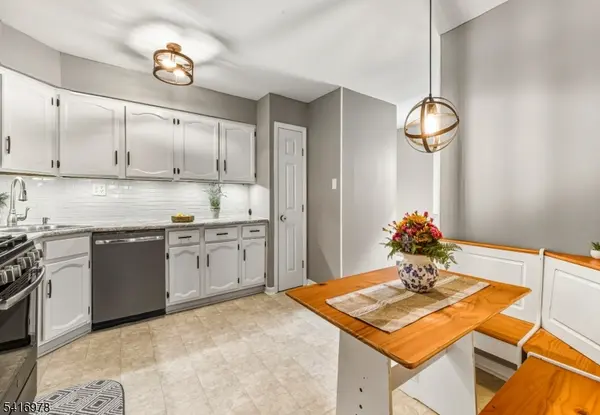 8 Chelsea Cir, Raritan Twp., NJ 08822