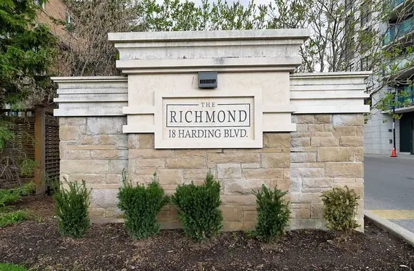 18 Harding BLVD #412, Richmond Hill, ON L4C 0T3