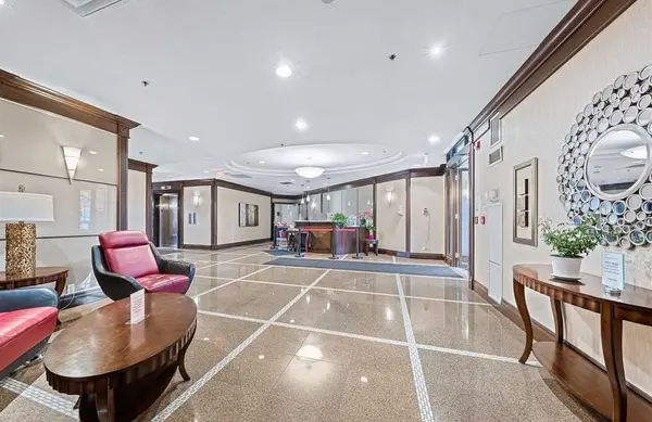 18 Harding BLVD #412, Richmond Hill, ON L4C 0T3