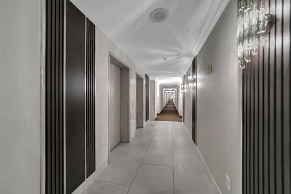 30 Harding BLVD W #806, Richmond Hill, ON L4C 9M3