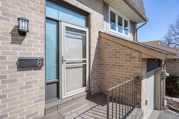 8 Amberwood SQ, Brampton, ON L6Z 1G3