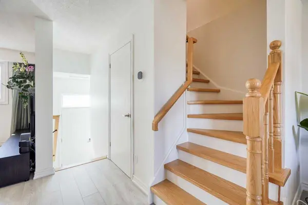 8 Amberwood SQ, Brampton, ON L6Z 1G3