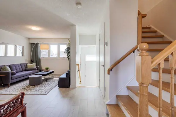 8 Amberwood SQ, Brampton, ON L6Z 1G3