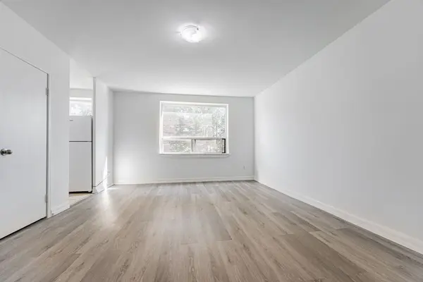 4 Hill Heights RD #106, Toronto W07, ON M8Y 1Z1