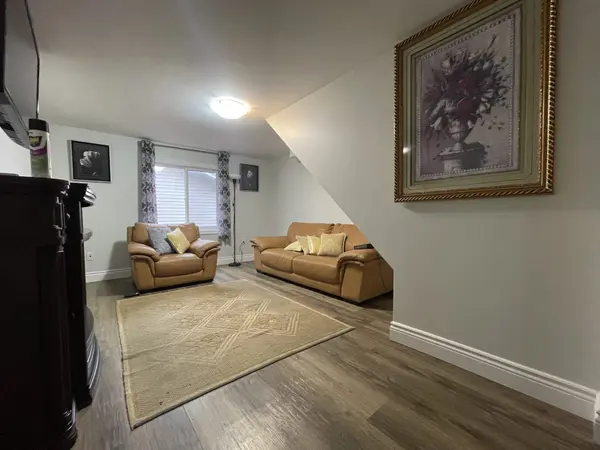 1974 Portage RD E #Main, Niagara Falls, ON L2J 4J7