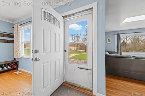 817 Mower RD, Pinckney Village, MI 48169