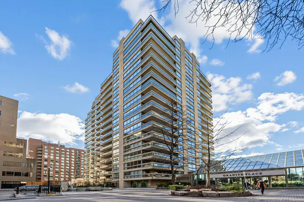 61 St Clair AVE W #1002, Toronto C02, ON M4V 2Y8