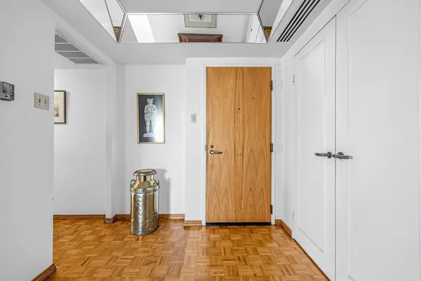 61 St Clair AVE W #1002, Toronto C02, ON M4V 2Y8