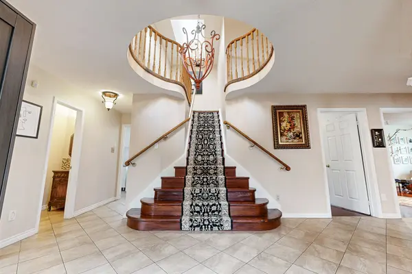 98 Charing CRES, Aurora, ON L4G 6P5