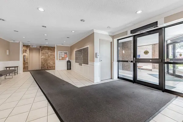 3025 Queen Frederica DR #1007, Mississauga, ON L4Y 3A1