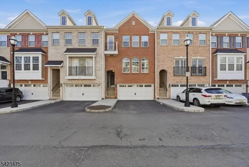 41 Creekside Ct, Secaucus Town, NJ 07094