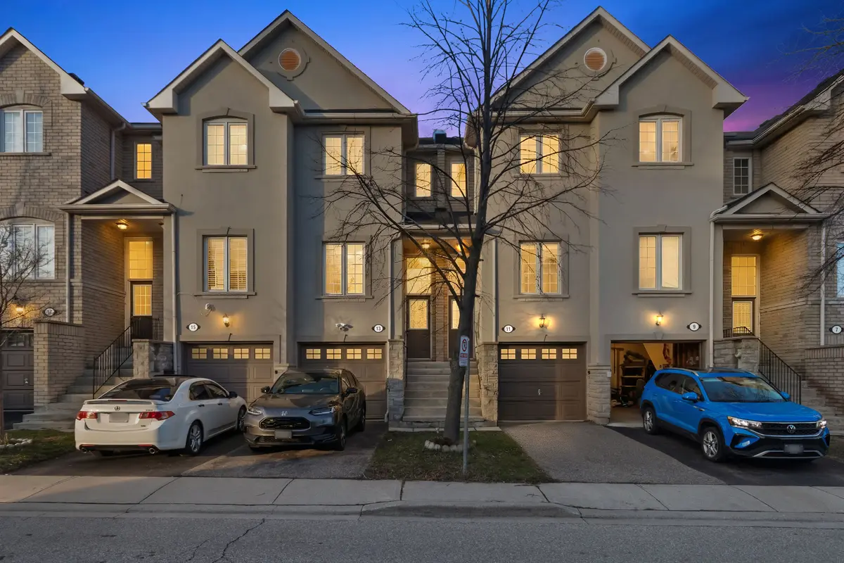 435 Hensall CIR #11, Mississauga, ON L5A 4P1