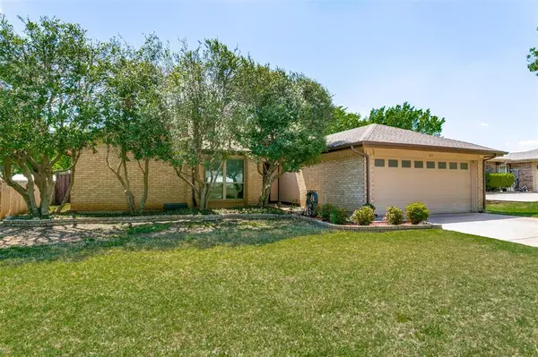 200 Lark Lane, Euless, TX 76039