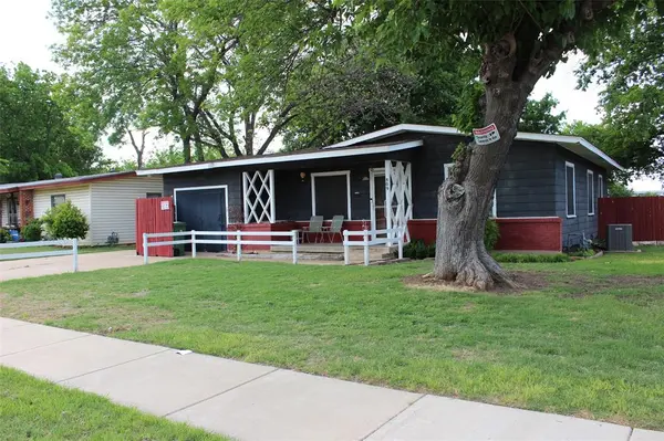 809 Forrestal Drive, Arlington, TX 76010