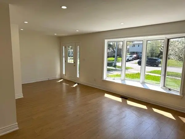 8 Devins DR #Main Floor, Aurora, ON L4G 2Z1