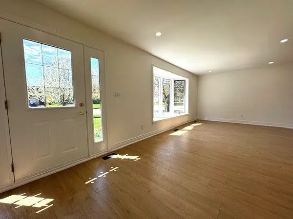 8 Devins DR #Main Floor, Aurora, ON L4G 2Z1