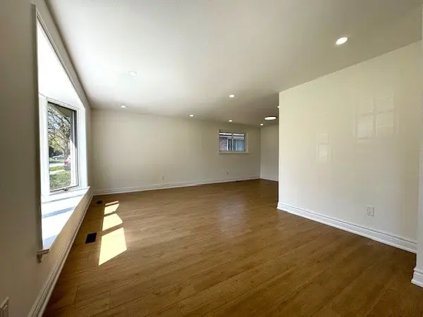 8 Devins DR #Main Floor, Aurora, ON L4G 2Z1