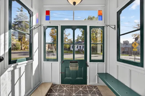 84 Wellington ST E, Barrie, ON L4M 3K9