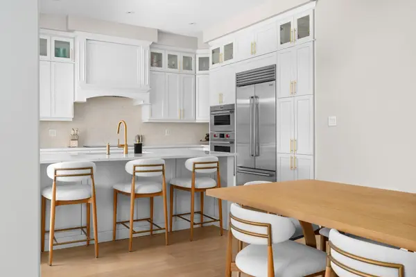 1318 Courtleigh TRL, Oakville, ON L6H 7Y5