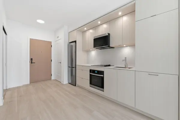 25 Cordova AVE #416, Toronto W08, ON M9A 0E5