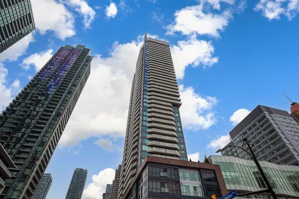 4065 Confederation Pkwy #2406, Mississauga, ON L5B 0L4