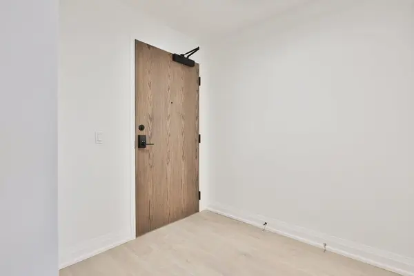 1035 Southdown RD #LPH 1807, Mississauga, ON L5J 0A2