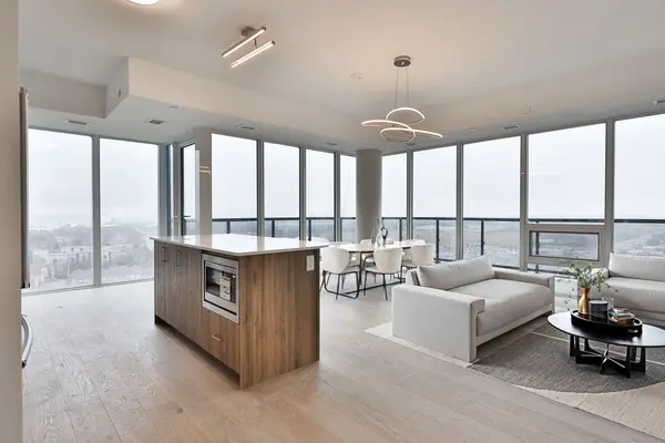 1035 Southdown RD #LPH 1807, Mississauga, ON L5J 0A2