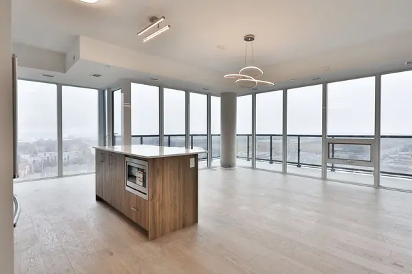 1035 Southdown RD #LPH 1807, Mississauga, ON L5J 0A2