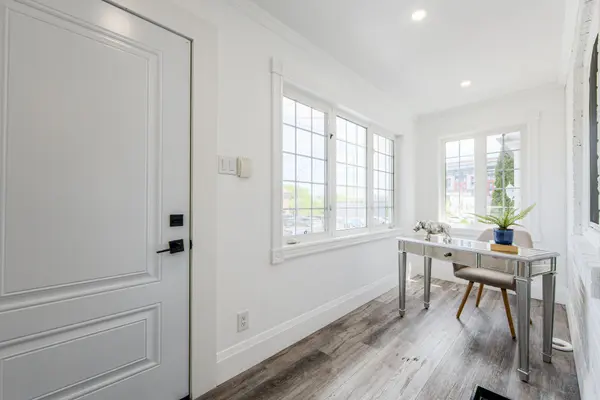 19 Schell AVE, Toronto W04, ON M6E 2S7