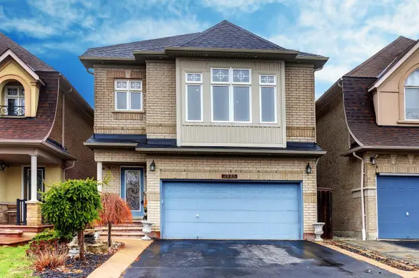 3935 Candlelight DR, Mississauga, ON L5M 8B3