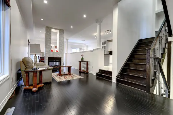 3935 Candlelight DR, Mississauga, ON L5M 8B3