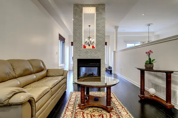 3935 Candlelight DR, Mississauga, ON L5M 8B3