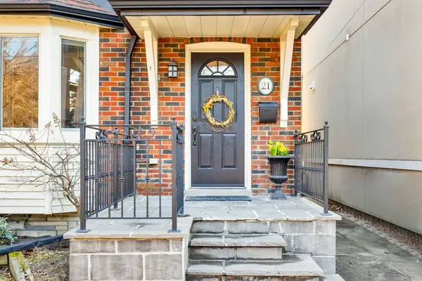 21 Harshaw AVE, Toronto W02, ON M6S 1X9